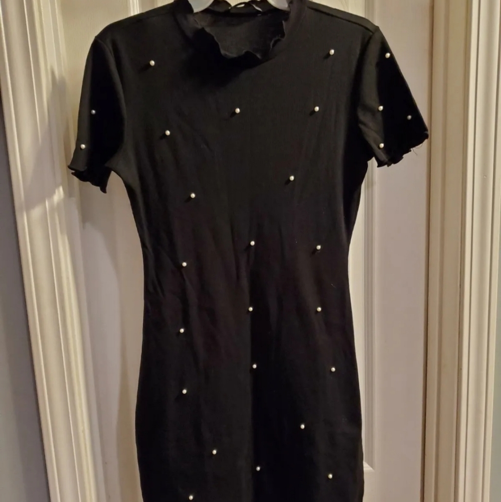 Shein sz 6, short-sleeved, black, lightweight,  sweater knit dress w/ faux pearl